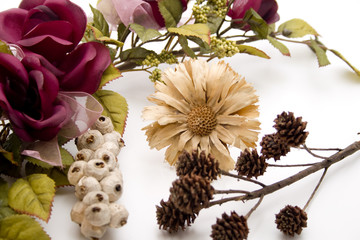 Trockenblume mit Rosen