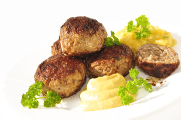 Hackfleisch-Klopse mit Senf und Kartoffelsalat