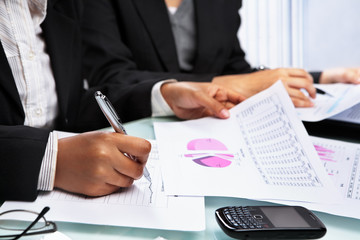 Naklejka premium Businesswoman working and analyzing