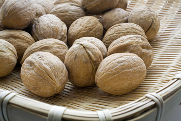 noci in luce naturale