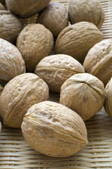 noci in luce naturale