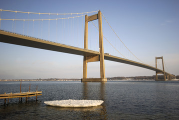 Fototapeta premium Suspension winter bridge
