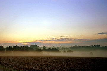 Landschaft am frühen Morgen im Nebel