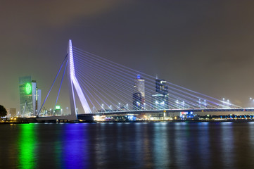 Fototapeta na wymiar Erasmus Bridge nocą