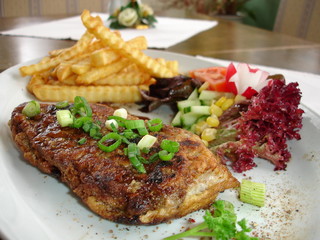 Steak mit Pommes und Salat