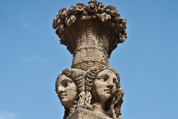 Fototapeta na wymiar Dekoracje kamienne głowy w Palermo