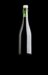 Bottiglia vino rosso su fondo nero
