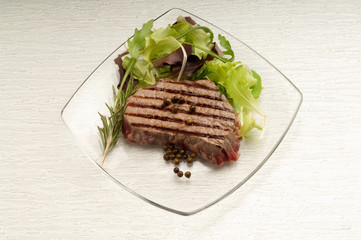 filetto alla griglia e insalata