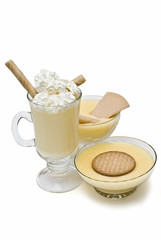 Natillas con nata para el postre.