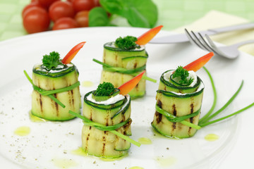 Zucchiniröllchen mit Quarkfüllung