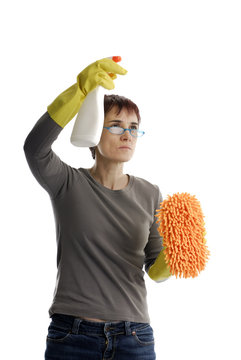 femme adulte nettoyant ses fen&ecirc;tres