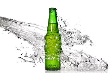 Foto auf Leinwand Green beer bottle with water splash isolated on white © artjazz