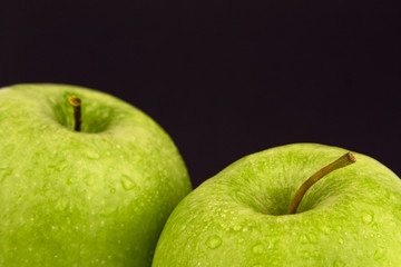 Äpfel Granny Smith vor schwarzem Hintergrund