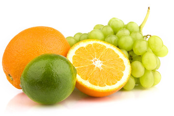 Orange, Limette und Weintrauben isoliert