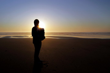Mutter mit kind am Strand bei Sonnenuntergang
