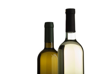 zwei flaschen weißwein isoliert