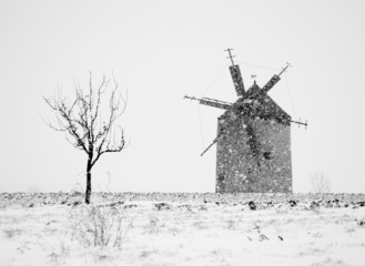 Naklejka premium Wiatrak w śniegu - czarno-białe zdjęcie