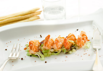 gamberi con salsina e insalata