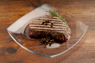 filetto al pepe verde grigliato su tavola di legno