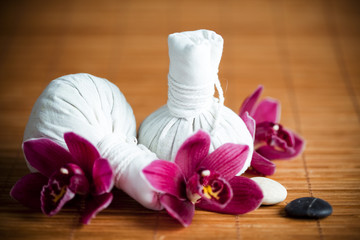 Pochons massage Luk Pra Kob et orchidées
