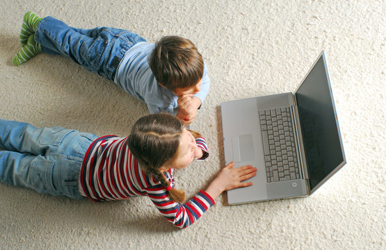 Kinder mit Laptop von oben