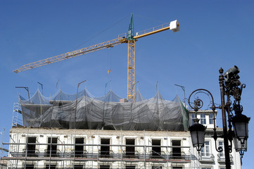 Grúa en obra de restauración de edificio