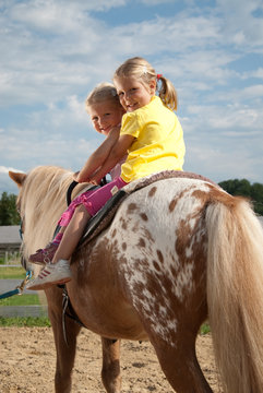 m&auml;dchen reiten auf pony im freien