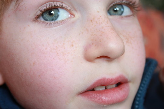gros plan d'enfant, yeux  bleus