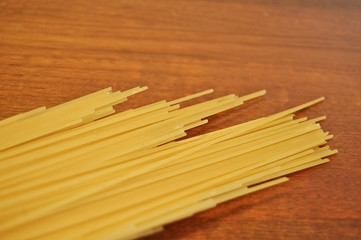 Spaghetti posés sur une table en bois