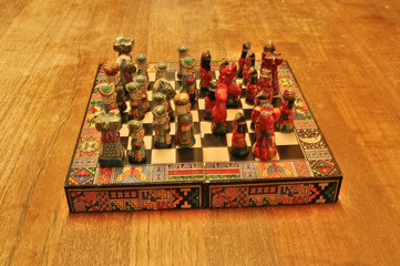 Jeu d'échecs amérindiens vs conquistador en bois © Alexi Tauzin