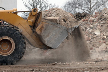 bagger schaufelt schutt bei seite