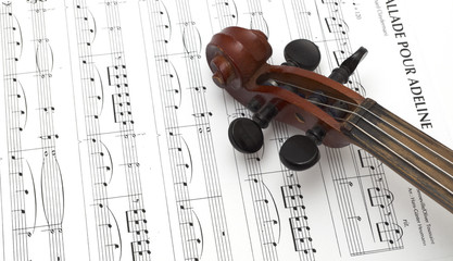 Naklejka premium Violin and musical score