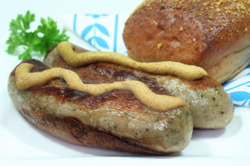 Bratwurst mit Senf und Brötchen