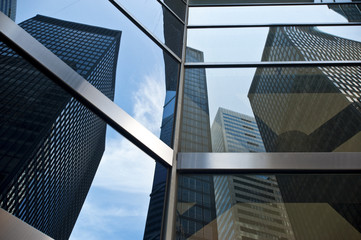 Fototapeta na wymiar Skyscraper reflections