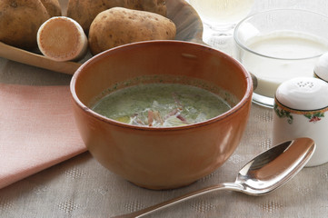 Zuppa di patate e porri al latte