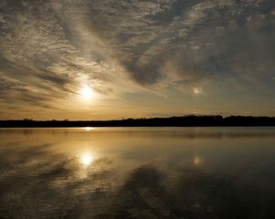 Fototapeta na wymiar Piękny zachód słońca nad akwen z odbicia w wodzie.