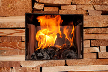 Bretterstapel mit Kaminfeuer