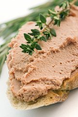 Streichwurstbrot mit Kräuter