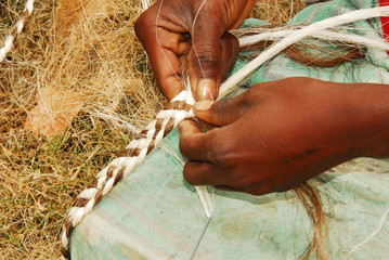 traditionelle Sisalverarbeitung in Madagaskar