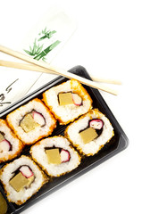 Sushi mit Stäbchen