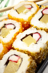 Sushi mit Stäbchen