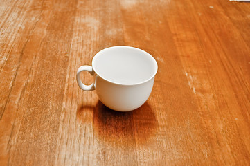 Tasse de café posée sur une table en bois