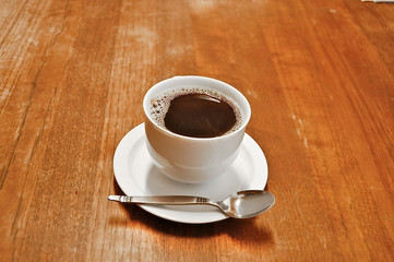 Tasse de café posée sur une table en bois