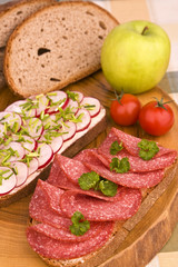 Belegtes Brot mit Salami und Radieschen