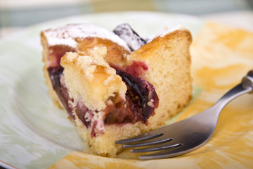 Kuchen mit Gabel auf einem Teller