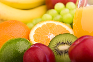 Obst mit Orange, Kiwi, Pflaume, Banane und Weintrauben