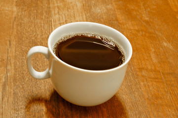 Tasse de café posée sur une table en bois