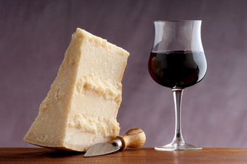 grana e bicchiere di vino rosso