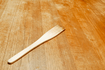 Cuillère en bois posée sur une table en bois