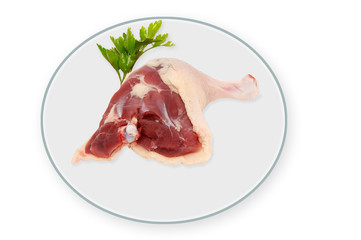 cuisse de canard cru sur plat